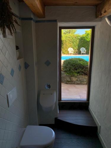 Vonios kambarys apgyvendinimo įstaigoje Panorama Pool Residence