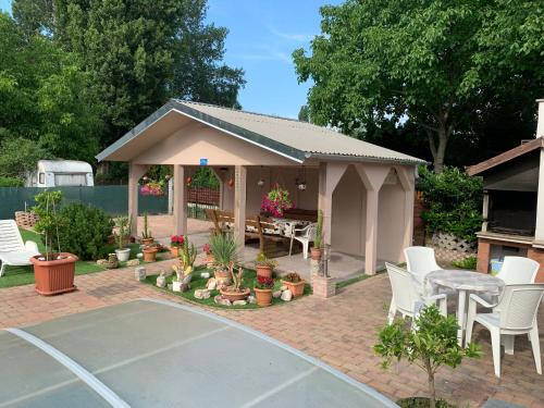 a backyard with a basketball court and a pavilion at Mediterán Fedett Medencés Apartmanház in Szántód