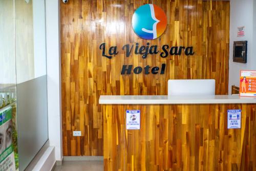 a sign for a la vegas sa hotel on a wooden wall at HOTEL LA VIEJA SARA RIOHACHA in Ríohacha