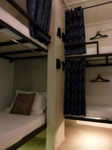 - une chambre avec 2 lits superposés et un lit dans l'établissement Ola Hostel, à Malacca