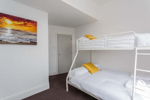 a bedroom with two bunk beds in a room at Cherry Property - Mango Suite in Blackpool