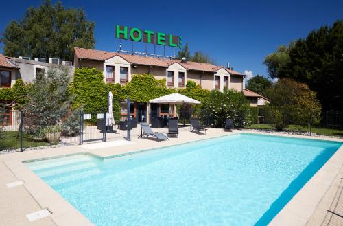 The swimming pool at or close to Logis Des Trois Massifs