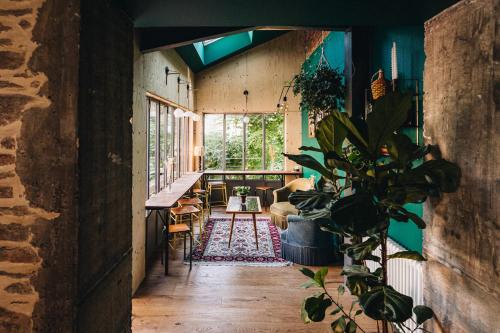 Les Chouettes Hostel في رين: غرفة معيشة مع بوتاجاز في الممر