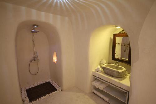 Lydia Cavehouse