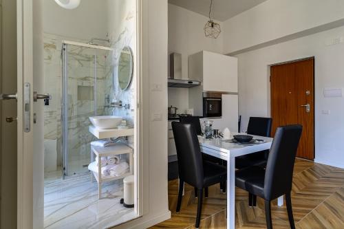 een keuken en eetkamer met een tafel en stoelen bij agropoli luxury home in Agropoli
