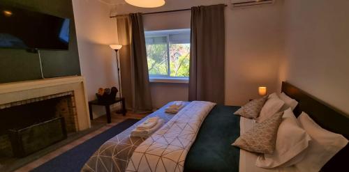 Postel nebo postele na pokoji v ubytování Village Cascais Guest House
