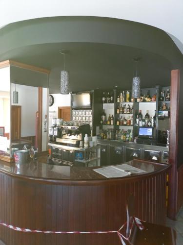 eine Bar in einer Küche mit einer Arbeitsplatte in der Unterkunft Hostal Carpinteiras in Rodeiro