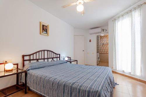 En eller flere senge i et værelse på Inmovecos bungalow amplio 1ºlinea playa Soling 9