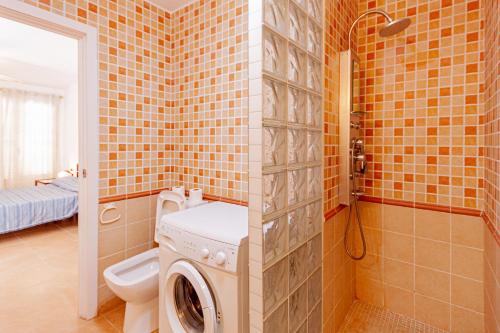 Et badeværelse på Inmovecos bungalow amplio 1ºlinea playa Soling 9