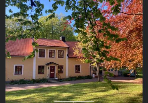 une maison blanche avec un toit rouge dans l'établissement Stocklycke Omberg, à Omberg