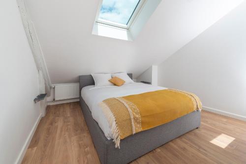 une chambre avec un lit avec une couverture jaune dessus dans l'établissement Hypercentre 16 rue Valdemaine, à Angers