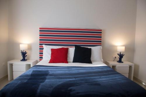 A bed or beds in a room at Sorrento ResArt Suite