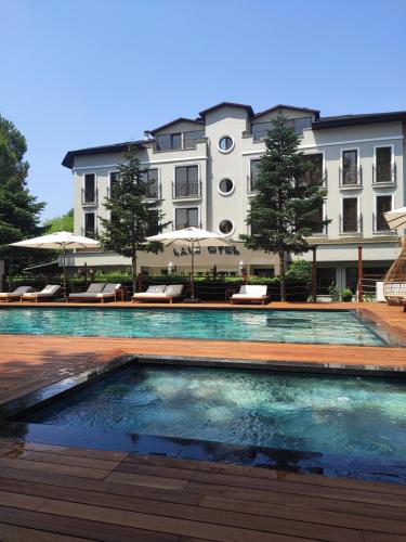 um hotel com piscina em frente a um edifício em Lale Hotel em Sapanca