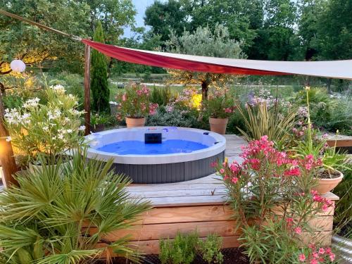 Foto da galeria de Maison d'Hôtes de Charme Le Clos de la Fontaine Piscine & SPA em Labastide-Marnhac