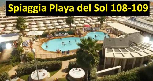 リッチョーネにあるHotel Le Vele - Fronte spiaggia Playa del Sol 108-109のリゾートのスイミングプールの景色を望めます。