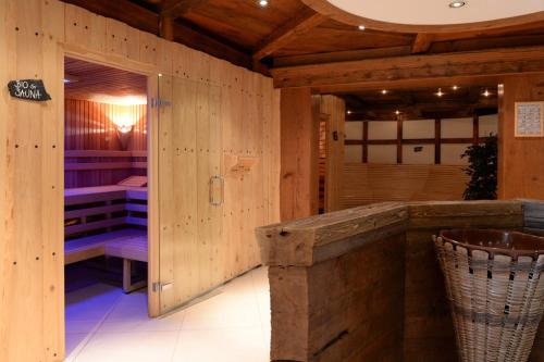 um quarto em madeira com um spa com camas em Hotel Viktoria Eden em Adelboden