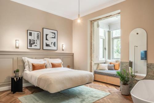 Un pat sau paturi într-o cameră la Hotel Noel Jerusalem