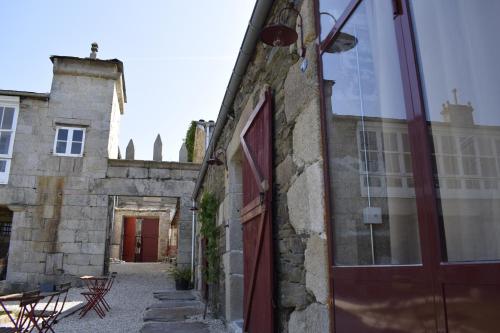 una entrada a un edificio con una puerta roja en CASA SOLANCE en Sarria