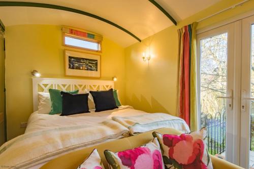 מיטה או מיטות בחדר ב-Plumcot Halt by Bloom Stays