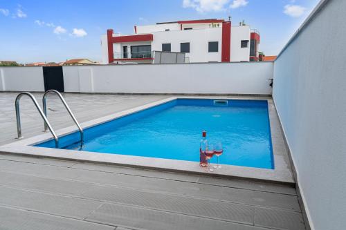 a person holding a wine glass in a swimming pool at Swell House in Ferrel