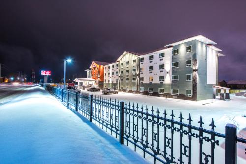 Πισίνα στο ή κοντά στο Best Western Plus Chateau Fort St. John