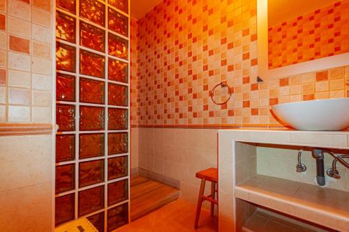 een badkamer met een wastafel en een douche bij Star Alfa in La Manga del Mar Menor