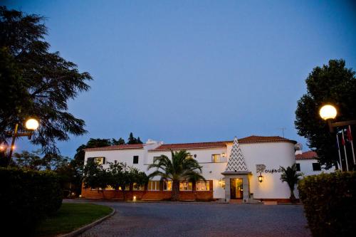 um grande edifício branco com uma árvore em frente em SL Hotel Santa Luzia – Elvas em Elvas