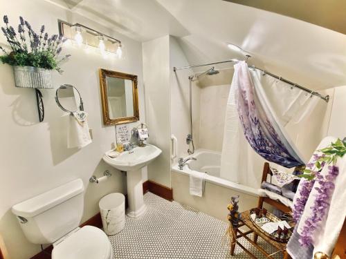 łazienka z umywalką, toaletą i wanną w obiekcie The Abriendo Inn w mieście Pueblo