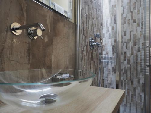 ein Glaswaschbecken im Bad mit Dusche in der Unterkunft Ca Bea in Venedig