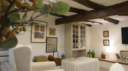 a living room with a table and white chairs at Domus Duorum in Porto
