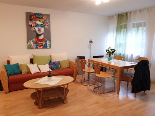 ein Wohnzimmer mit einem Sofa und einem Tisch in der Unterkunft Ruhige Ferienwohnung im Zentrum von Kempten in Kempten