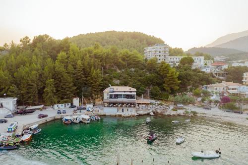 eine Gruppe von Booten in einem Wasserkörper in der Unterkunft Rea Boutique Hotel in Himarë