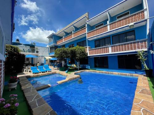 una piscina di fronte a un edificio di Casa de Huéspedes May a Ixtapan de la Sal