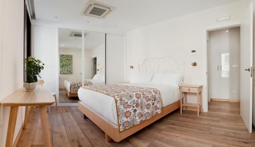 1 dormitorio con 1 cama grande y 1 mesa en Casa Miño, en Ourense