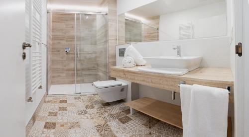 a bathroom with a sink and a toilet and a shower at Casa Miño in Ourense