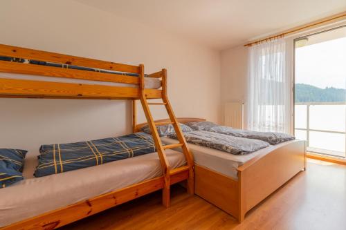Poschodová posteľ alebo postele v izbe v ubytovaní Le Mont Špindlerův Mlýn