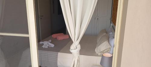 a room with a bed with a curtain at KatlantiK Ca Madeira Deluxe in Sal Rei