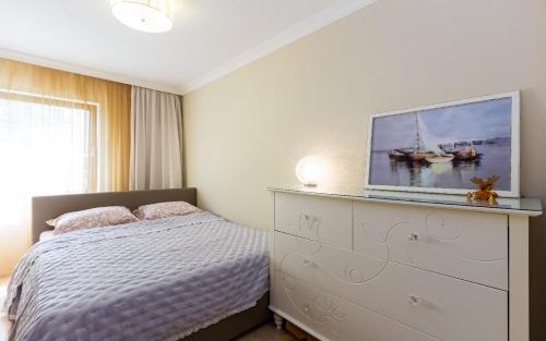 una camera con un letto e un comò con una TV di Apartman Neda -Vantacici Malinska a Vantačići