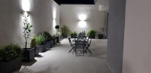 Zimmer mit Tisch, Stühlen und Topfpflanzen in der Unterkunft Casa MIMI in Matera