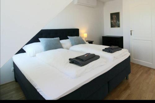 uma grande cama branca com dois sacos pretos em Penthouse near Schoenbrunn Amazing Terrace Apt.42 em Viena