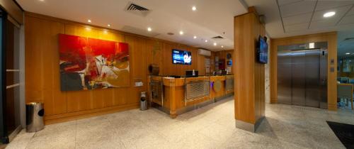 Una televisión o centro de entretenimiento en Hotel Astoria Copacabana