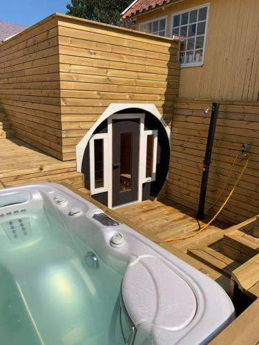 a jacuzzi tub in front of a building at luksus spahus i skagen in Skagen