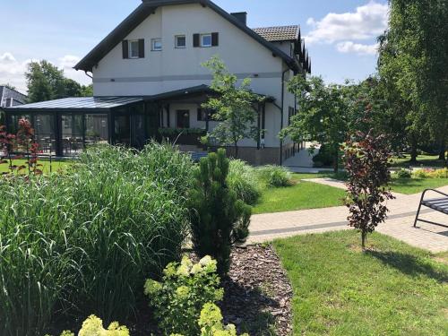 Zahrada ubytování WILLA MAGNOLIA - Apartamenty i Pokoje - ROWERY, POKÓJ ZABAW, KAWA Z EKSPRESU