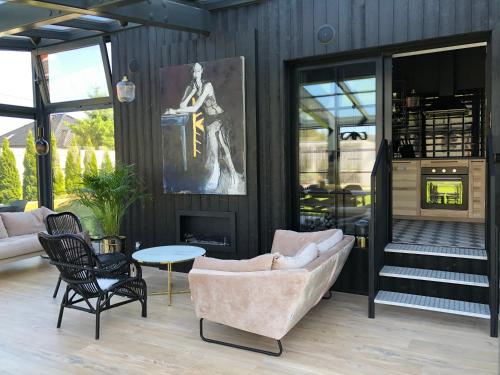 Posezení v ubytování WILLA MAGNOLIA - Apartamenty i Pokoje - ROWERY, POKÓJ ZABAW, KAWA Z EKSPRESU