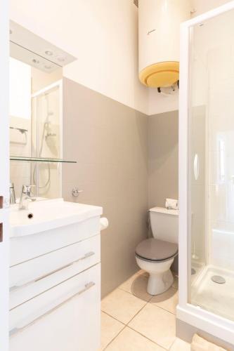 une salle de bain avec toilettes, lavabo et douche dans l'établissement Cosy apartment 39M2, two steps from rue d'Antibes and Croisette, à Cannes