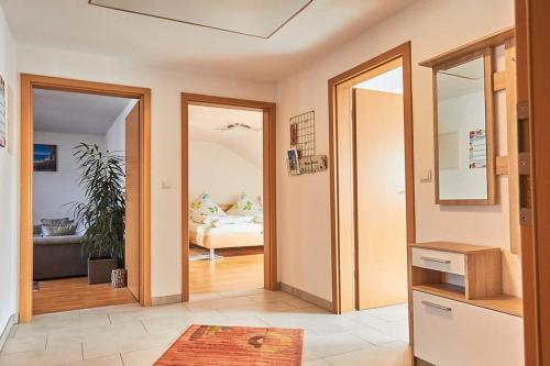 uma sala de estar com uma porta que leva a um quarto em Ferienwohnung Sonya em Andernach