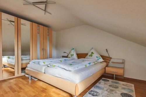 1 dormitorio con 1 cama grande en una habitación en Ferienwohnung Sonya, en Andernach