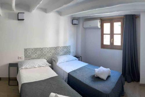 a bedroom with two beds and a window at Casa Ferrers piso 4 Fantástico piso reformado en el centro in Tarragona