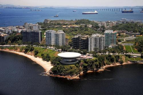 una vista aérea de la ciudad y el océano en Apto Niterói aluga-se 1 quarto en Niterói