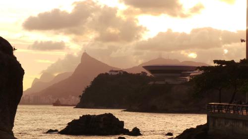 a view of the water with mountains in the background at Apto Niterói aluga-se 1 quarto in Niterói